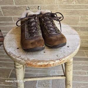 Adorable Merrell Size 5 Girls Winter Sneakers